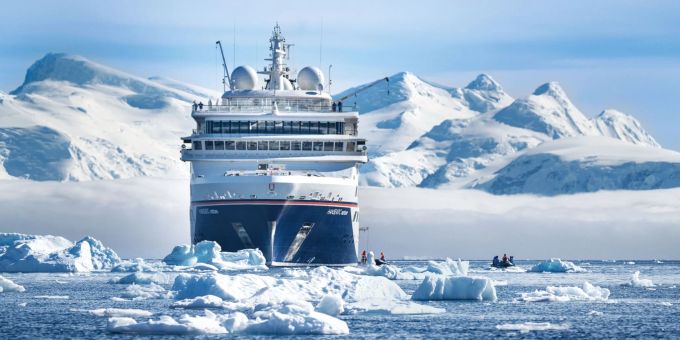 Die «Hanseatic nature» von Hapag-Lloyd Cruises bekommt in diesem Winter in der Antarktis von gleich zwei Schwesterschiffen Gesellschaft. Die «Hanseatic nature» von Hapag-Lloyd Cruises bekommt in diesem Winter in der Antarktis von gleich zwei Schwesterschiffen Gesellschaft.