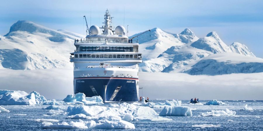 Die «Hanseatic nature» von Hapag-Lloyd Cruises bekommt in diesem Winter in der Antarktis von gleich zwei Schwesterschiffen Gesellschaft.
