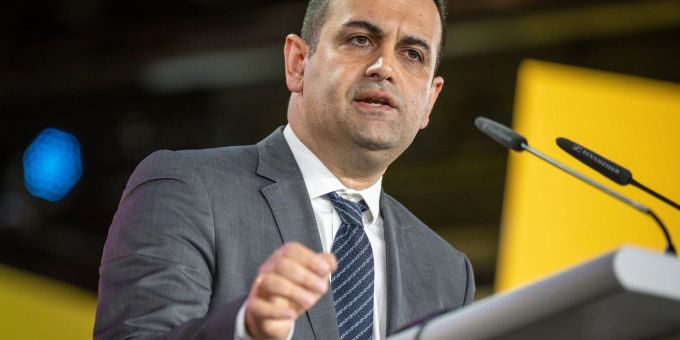 FDP-Generalsekretär Bijan Djir-Sarai hat die Koalitionspartner davor gewarnt, weiter unabgestimmte Ideen für die Ausgabe von Steuergeldern zur Bewältigung der Krise zu präsentieren. FDP-Generalsekretär Bijan Djir-Sarai hat die Koalitionspartner davor gewarnt, weiter unabgestimmte Ideen für die Ausgabe von Steuergeldern zur Bewältigung der Krise zu präsentieren.
