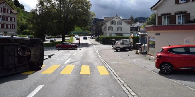 Heiden: Kollision zwischen Personenwagen und Lieferwagen Heiden: Kollision zwischen Personenwagen und Lieferwagen