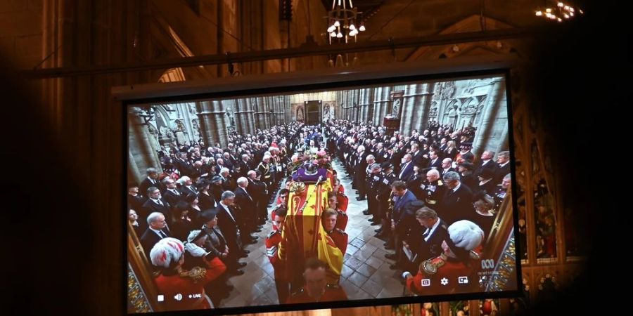 Das Staatsbegräbnis für die Queen verfolgten viele Menschen weltweit an den Fernsehern.