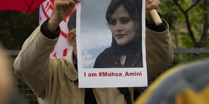 Bei einem Protest des Nationalen Widerstandsrates Iran (NWRI) vor der iranischen Botschaft in Berlin hält ein Mann ein Bild der verstorbenen Mahsa Amini in Händen. Die junge Frau war am vergangenen Dienstag von der Sitten- und Religionspolizei wegen ihres «unislamischen Outfits» festgenommen worden. Foto: Paul Zinken/dpa - Nutzung nur nach schriftlicher Vereinbarung mit der dpa Bei einem Protest des Nationalen Widerstandsrates Iran (NWRI) vor der iranischen Botschaft in Berlin hält ein Mann ein Bild der verstorbenen Mahsa Amini in Händen. Die junge Frau war am vergangenen Dienstag von der Sitten- und Religionspolizei wegen ihres «unislamischen Outfits» festgenommen worden. Foto: Paul Zinken/dpa - Nutzung nur nach schriftlicher Vereinbarung mit der dpa