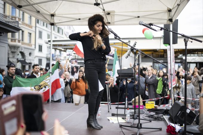 Nationalrätin Sibel Arslan spricht und schneidet sich die Haare bei einer Kundgebung gegen den Tod der Iranerin Masha Amini und für ein freies Iran, aufgenommen am Samstag, 15. Oktober 2022, in Zürich.