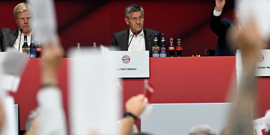 Kurz nach dem Ende der Jahreshauptversammlung des FC Bayern München ist am späten Samstagabend die Veranstaltungshalle geräumt worden. Bayern-Mediendirektor Stefan Mennerich sprach von einer «vagen Bombendrohung».