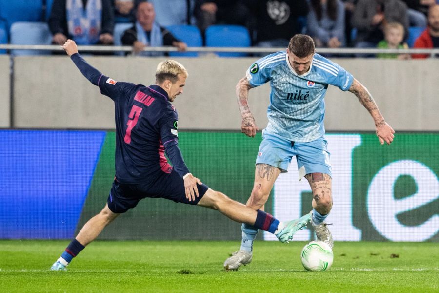 Liam Millar (FC Basel) gegen Juraj Kucka (Slovan Bratislava) in der Conference League.