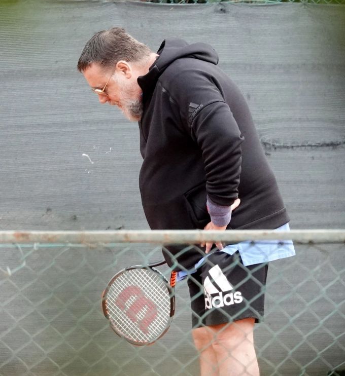 Russell Crowe spielt auch gerne selbst Tennis. russell crowe