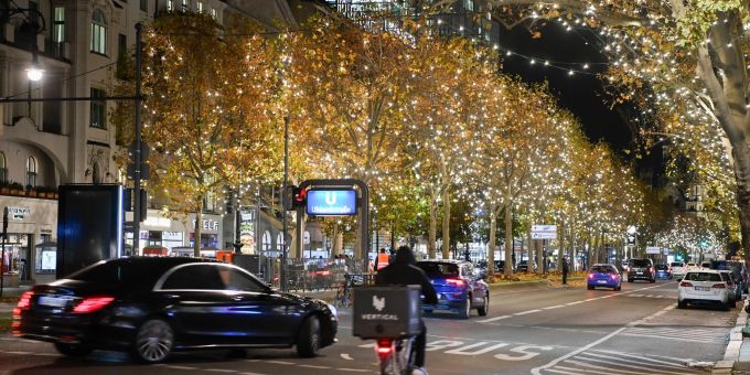 Lichter leuchten in den Bäumen entlang des Kurfürstendamms in Berlin. Wegen der Energiekrise könnte es dort in diesem Jahr weniger funkeln. Lichter leuchten in den Bäumen entlang des Kurfürstendamms in Berlin. Wegen der Energiekrise könnte es dort in diesem Jahr weniger funkeln.