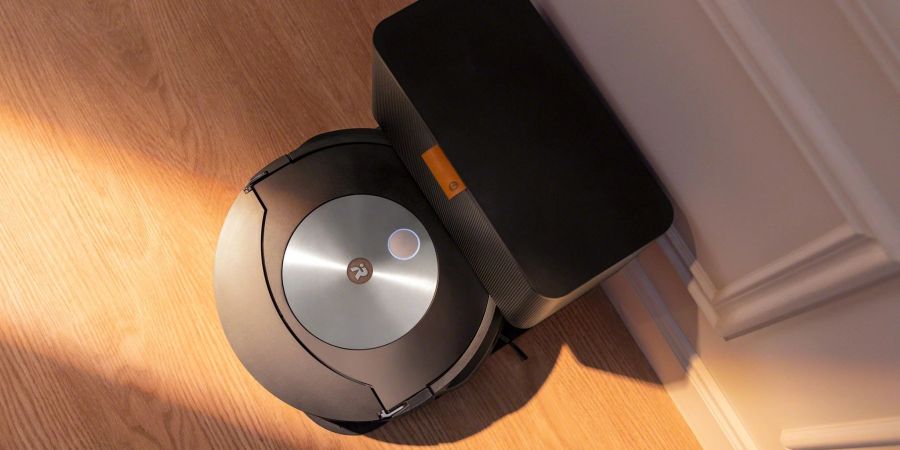 Endlich Pause: Der iRobot Roomba Combo j7+ an seiner Absaugstation.