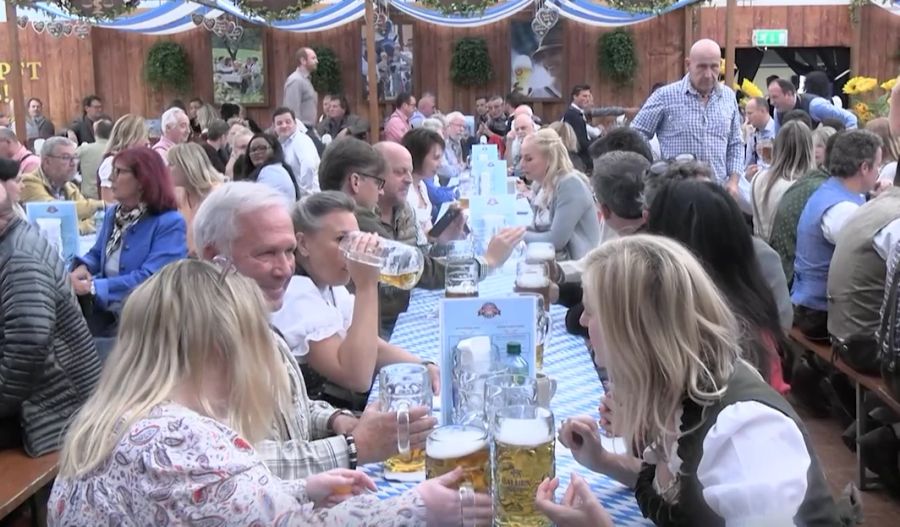 Bis am 5. November läuft das Oktoberfest, doch fast alle Tische sind weg.