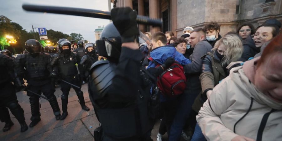 Die Polizei geht mit voller Härte gegen die Demonstranten vor.