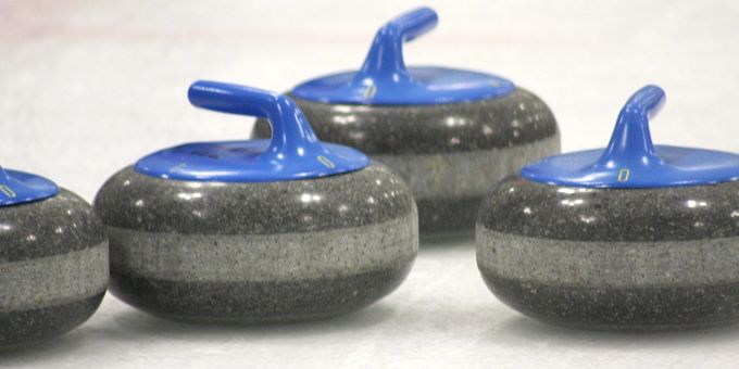 Curling-Steine auf dem Eis. (Symbolbild) Curling