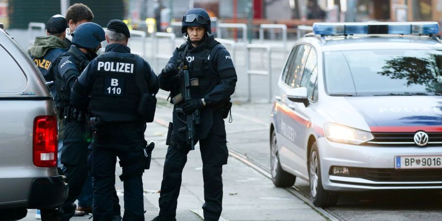 Bewaffnete Polizisten stehen Wache nach der Terrorattacke von Wien im Stadtzentrum.