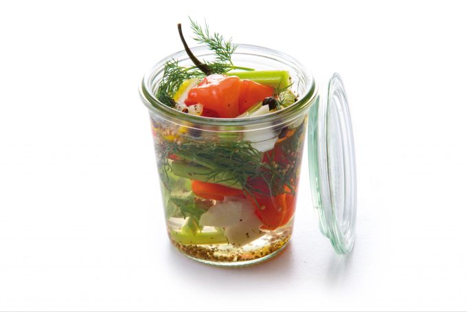 Schärfe entwickelt sich bei Chilis oftmals erst durch Hitze. Wenn etwa für Mixed Chili Pickles die Scharfmacher gekocht werden, entfalten sie noch mehr Wirkung. Mixed Chili Pickles Glas Einweckbehälter