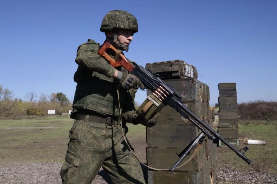 Die Rede ist von 500 Tonnen Munition und 13 Zügen mit Waffen und Ausrüstung. (Symbolbild)