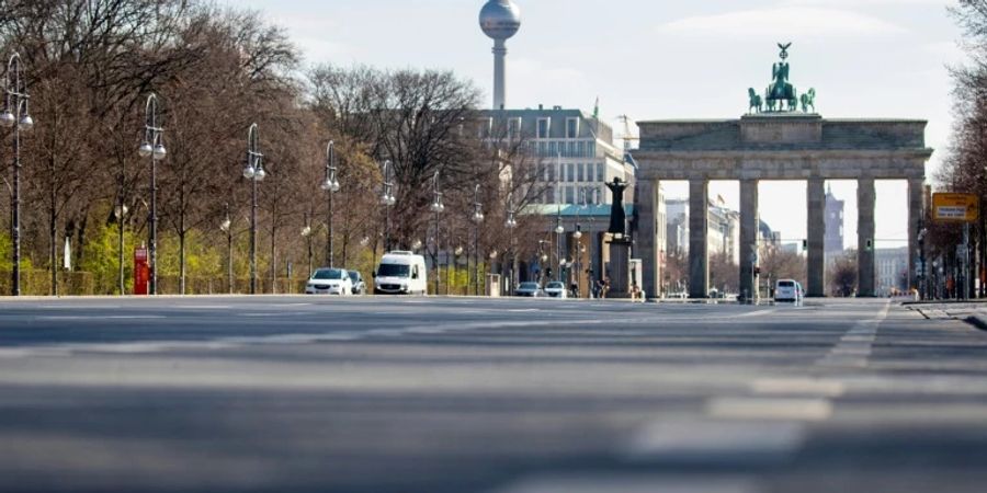 Leere Strasse vor Brandenburger Tor im April 2020