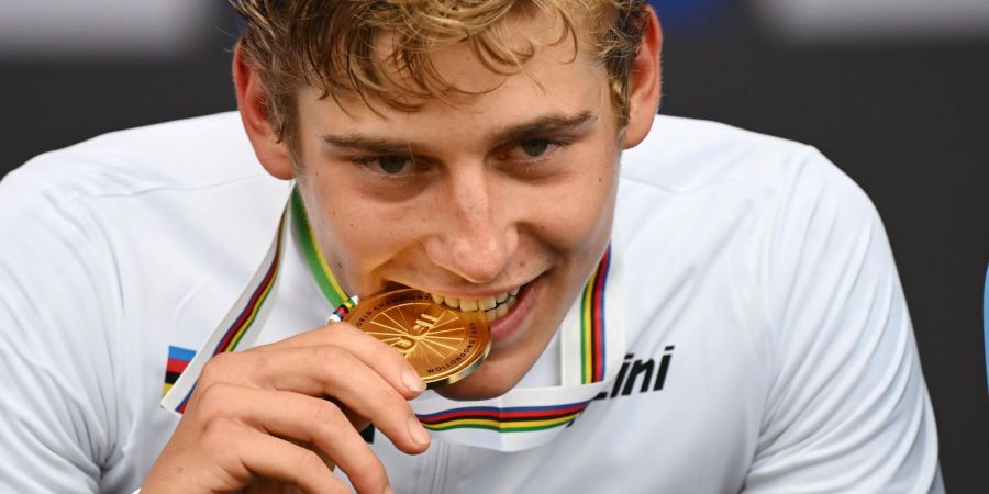 Emil Herzog aus Deutschland gewinnt das Strassenrennen der Junioren.