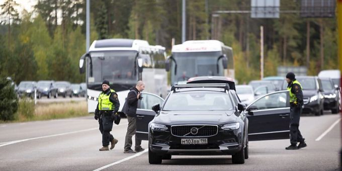 Nach der russischen Teilmobilisierung für den Krieg gegen die Ukraine hat Finnland mehr Verkehr an der gemeinsamen Grenze registriert. Foto: Sasu Makinen/Lehtikuva/AP/dpa ukraine krieg teilmobilisierung