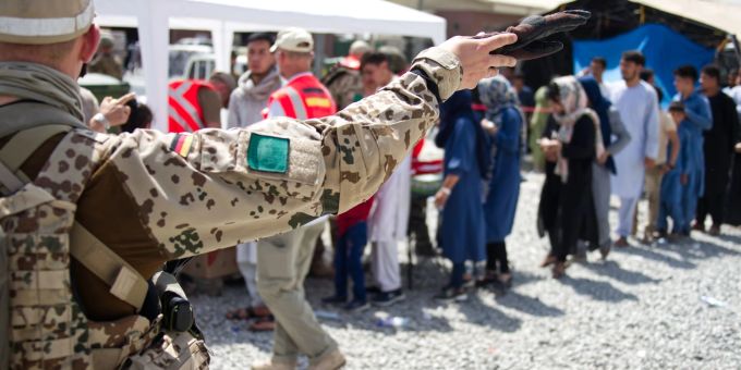 Soldaten und Helfer betreuen im August 2021 in Kabul Menschen, die auf eine Ausreisemöglichkeit warten (Symbolbild). Soldaten und Helfer betreuen im August 2021 in Kabul Menschen, die auf eine Ausreisemöglichkeit warten (Symbolbild).
