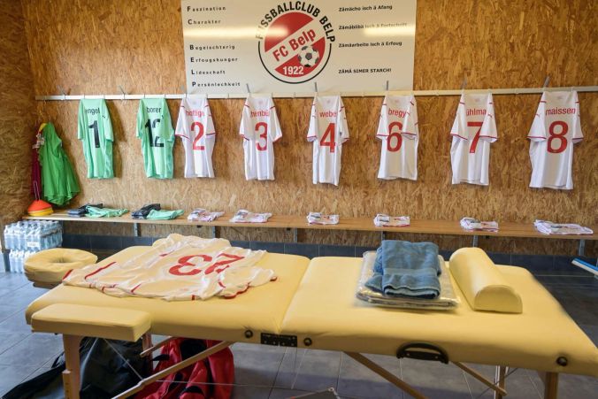 Trikots und Massagetisch in der Kabine der Suisse Legends.