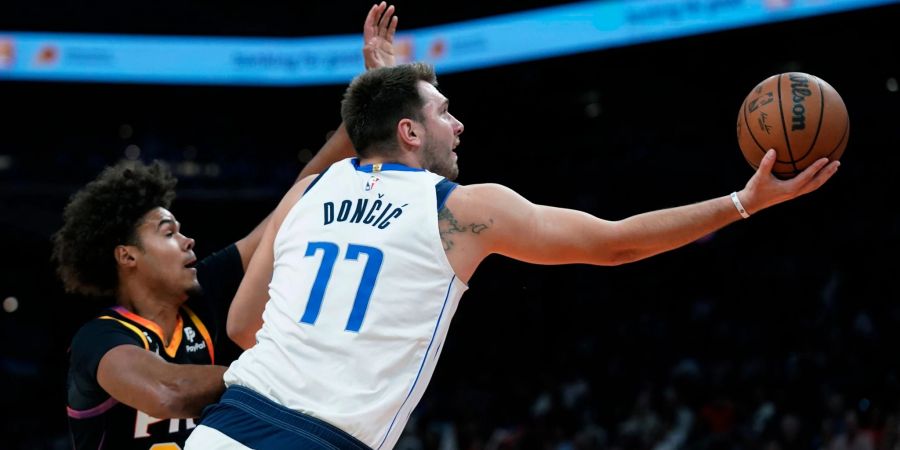Konnte die Mavericks-Niederlage gegen Phoenix nicht verhindern: Luka Doncic (r).
