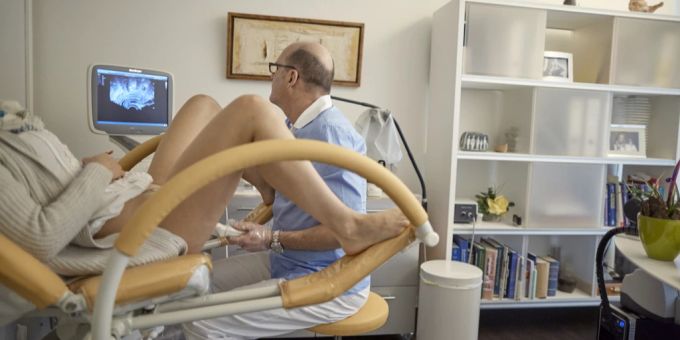 Personen, die ihre medikamentöse Abtreibung bereuen, wird von Abtreibungsgegnern eine experimentelle und nicht zugelassene Therapie empfohlen. Abtreibung Schwangerschaftsabbruch Gynäkologie