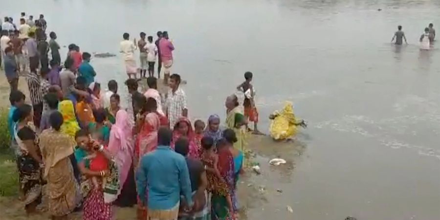 Auf diesem Videostandbild führen Menschen eine Suchaktion im Fluss Karatoa durch, wo ein Passagierschiff gekentert ist.