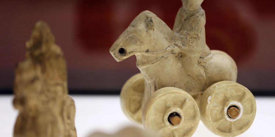 Eine Spielzeugfigur aus Ton zum Ziehen steht im Römisch-Germanischen Museum in Köln.
