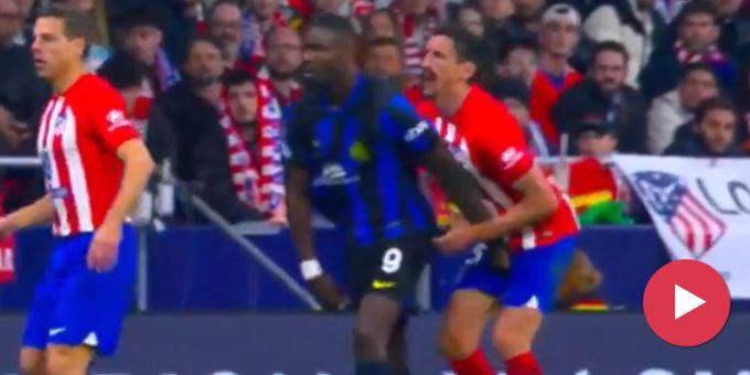 Bei CL-Out - Inter-Star Thuram greift Gegenspieler in den Schritt