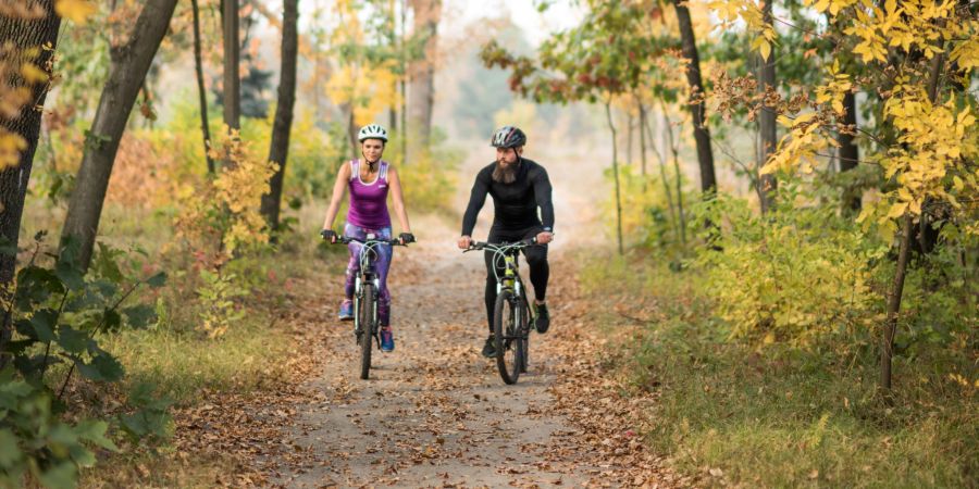 mann und frau beim radfahren im wald