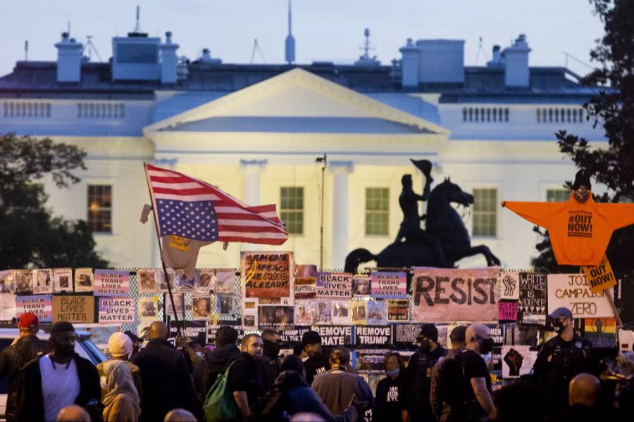 Auch vor dem Weissen Haus versammelten sich dutzende Personen, um gegen Trump zu demonstrieren.