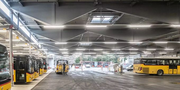 Die neue Einstellhalle von Postauto Graubünden in Chur nach dem Brand vor knapp zwei Jahren. postauto chur einstellhalle