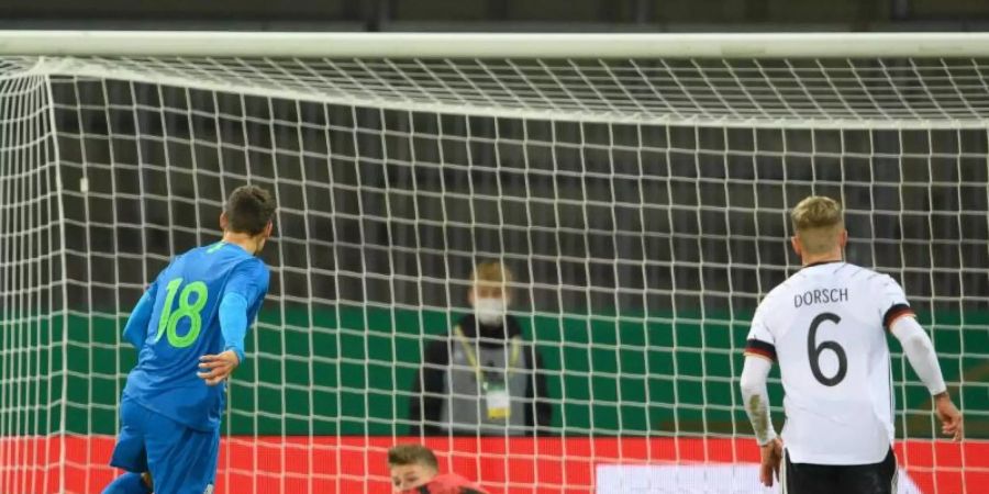 DFB-Keeper Finn Dahmen (M) rettete der deutschen U21 einen Punkt gegen Slowenien. Foto: Swen Pförtner/dpa