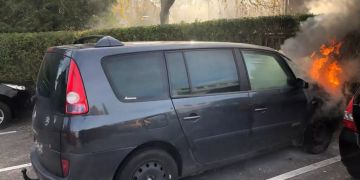 Personenwagen bei Brand massiv beschädigt