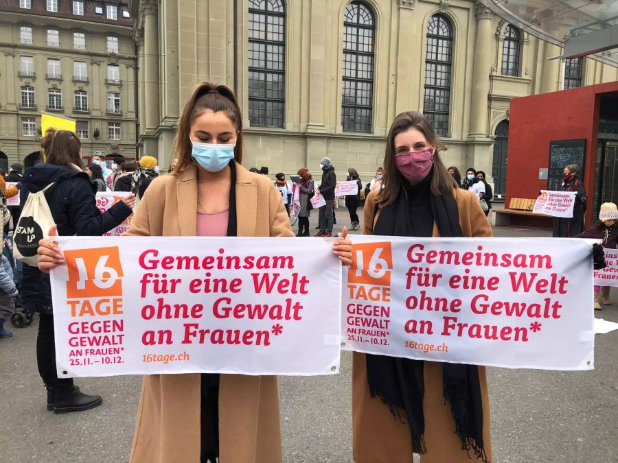 Alina Murano (l) und Valentina Achermann (r), Kandidatinnen für den Berner Stadtrat,