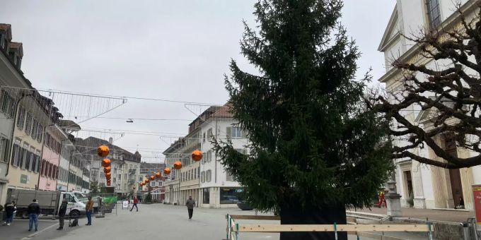 Der Weihnachtsbaum in der Kirchgasse steht. Weihnachtsbaum Olten