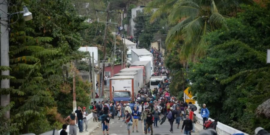 Sicherheitskräfte stoppen einen Flüchtlingstreck in Guatemala