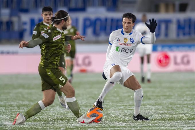 Jan Bamert (links, FC Sion) und Rafik Zekhnini kämpfen um den Ball. FC Sion