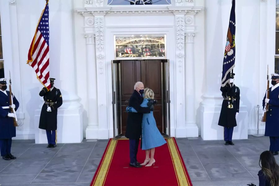 Joe Biden und Jill Biden umarmen sich kurz vor dem Eintritt ins Weisse Haus ein letztes Mal.