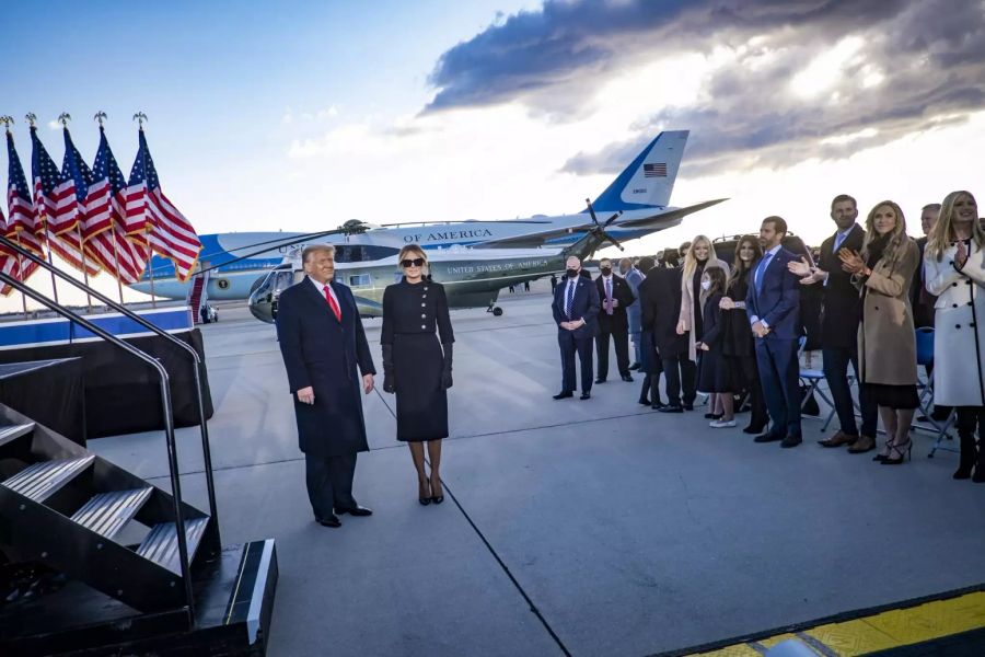 Vor dem Abflug in Washington hatte Melania Trump noch ein schwarzes Kleid getragen.