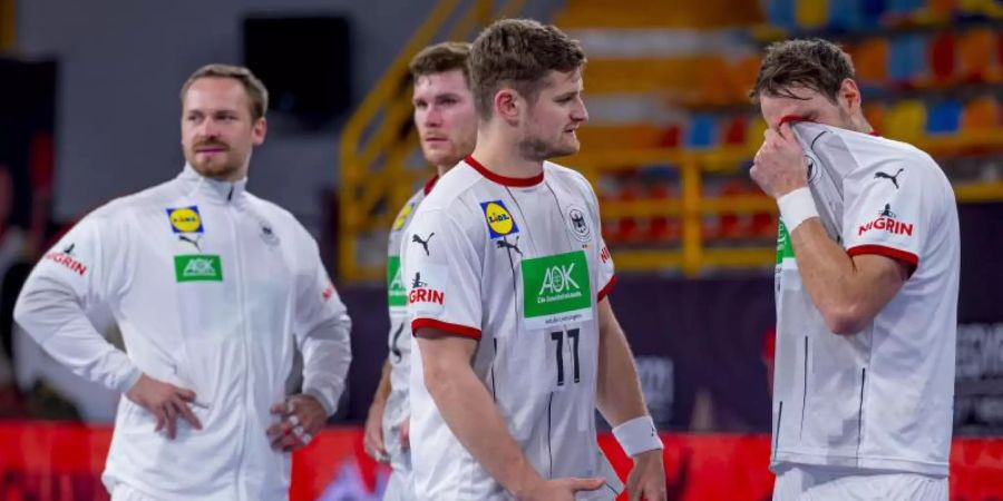 Moritz Preuss (l-r), Johannes Golla, David Schmidt und Kai Häfner stehen enttäuscht nach dem Spiel beisammen. Foto: Sascha Klahn/dpa