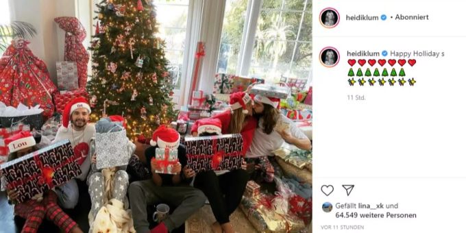 Heidi Klum posiert mit der Familie für ein Weihnachtsfoto. klum