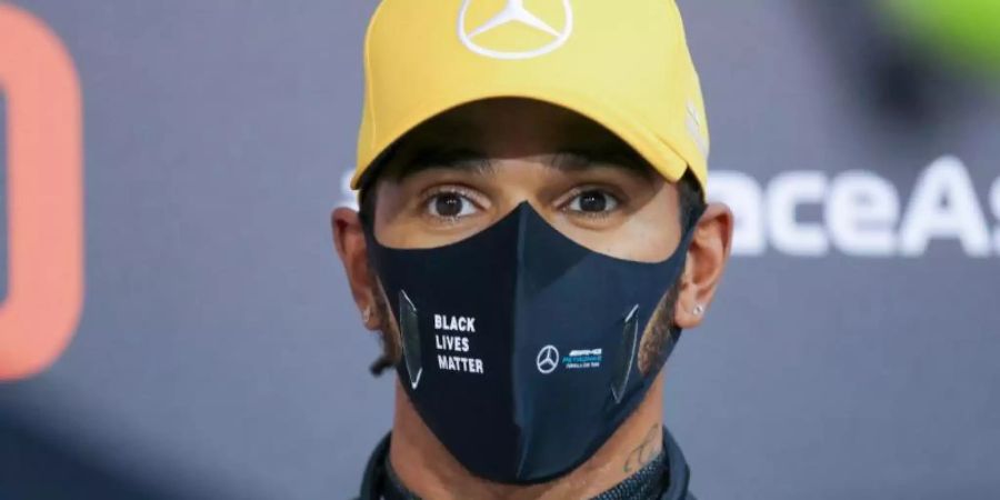 Lewis Hamilton (35) hat infolge seiner Corona-Infektion vier Kilogramm Körpergewicht verloren. Foto: Kamran Jebreili/Pool AP/AP/dpa