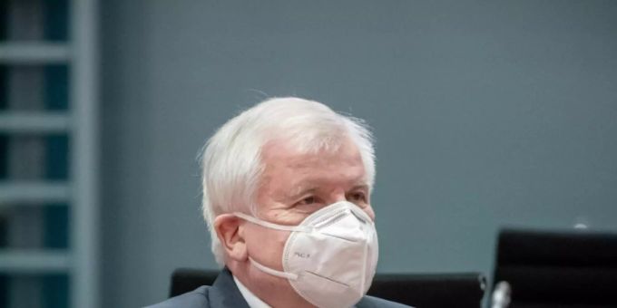 Berlin - Seehofer gibt Studie über Alltagserfahrungen der Polizei in Auftrag