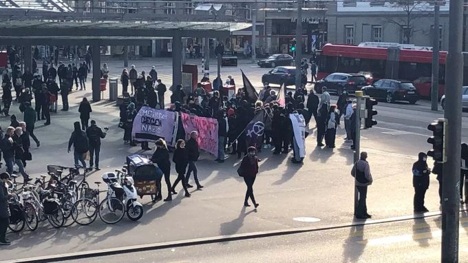 Rund 25 Personen demonstrieren bereits auf dem Bahnhofsplatz in Bern. Demo Bern