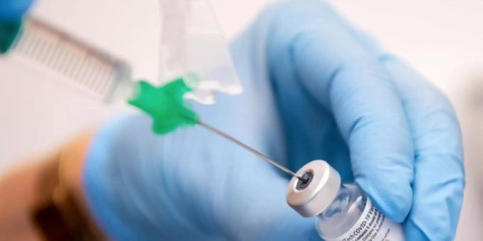 Der Impfstoff von Biontech und Pfizer wird in einer Klinik für die Injektion vorbereitet. biontech pfizer