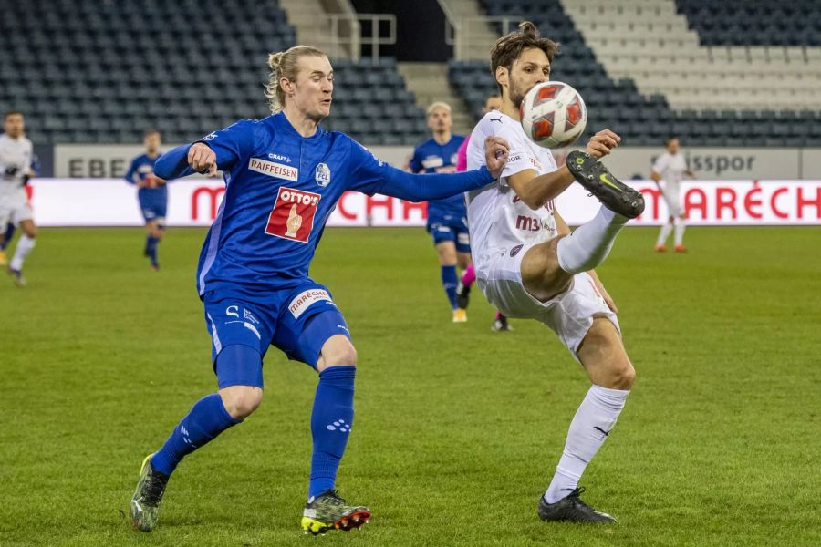 Marvin Schulz vom FC Luzern bedrängt Servettes Vincent Sasso.