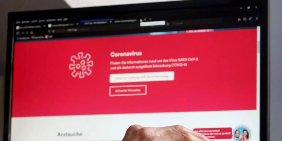 Eine Rentnerin informiert sich im Internet über die Impftermine in Nordrhein-Westfalen. Foto: Roland Weihrauch/dpa