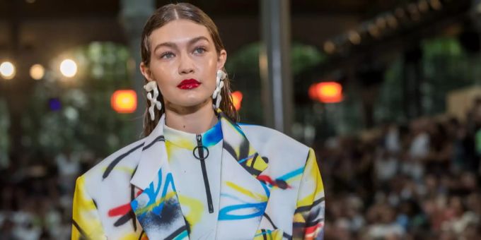 Das Model Gigi Hadid bei einer Fashionshow 2019. gigi hadid