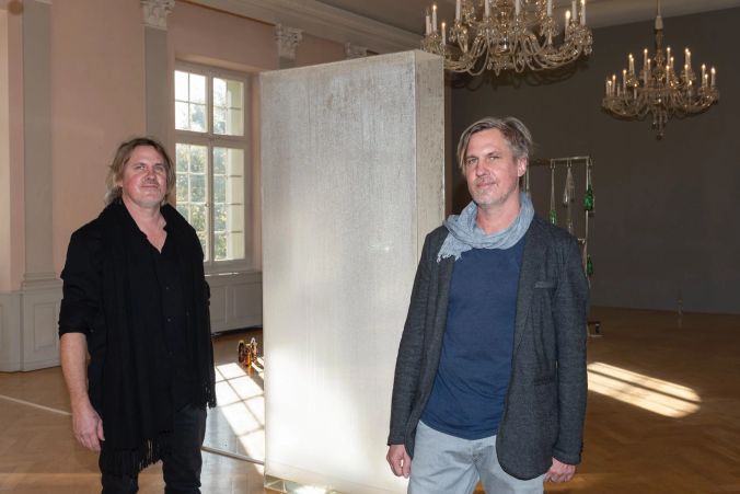 Reto und Markus Huber mit ihrem Monolithen.
