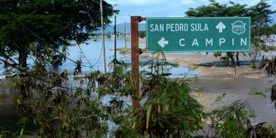 Überschwemmte Strasse nahe San Pedro Sula